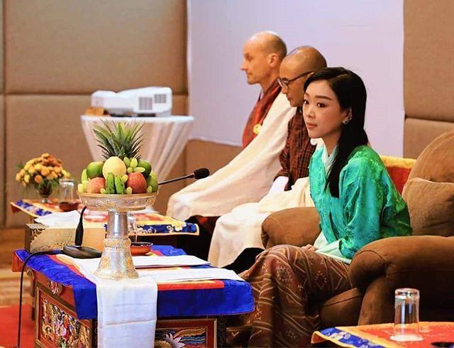 38岁不丹公主「冰山脸」美得不食人间烟火,身穿民族服饰闪耀全场